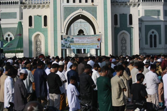jemaah_padati_sholat_idulfitri_di_mesjid_raya_al_mashun
