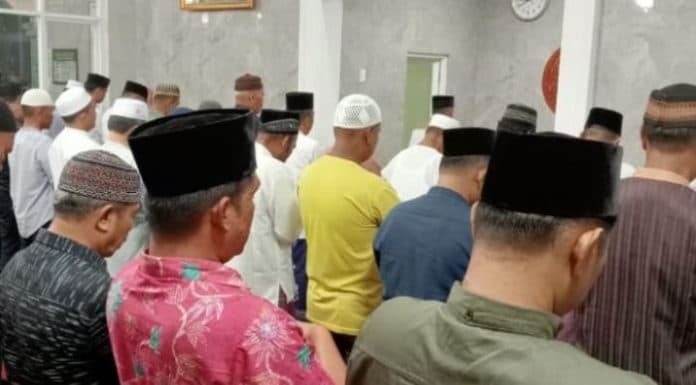jemaah_sholat_tarawih_di_lubuk_pakam_masih_ramai