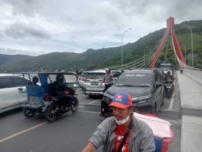 jembatan_aek_tano_ponggol_samosir_dipenuhi_pelancong