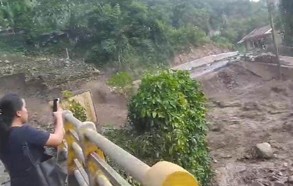 jembatan_binanga_bolon_haranggaol_putus_diterjang_air_bah