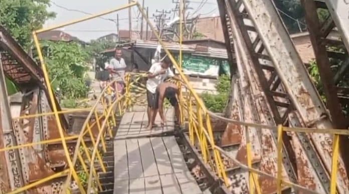 jembatan_gang_perbatasan_ambruk_karena_besi_diduga_dicuri