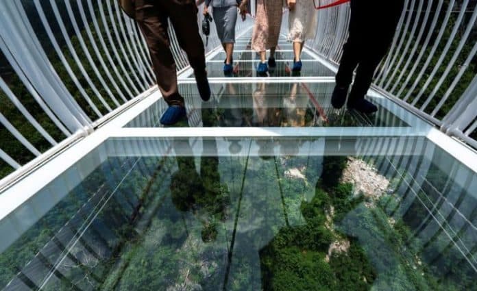 jembatan_kaca_sepanjang_632_meter_di_vietnam_tawarkan_sensasi_menantang
