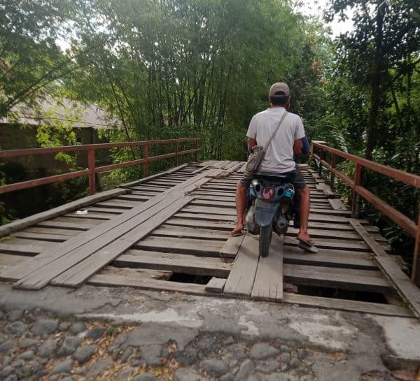 jembatan_kayu_di_kelurahan_sarudik_sangat_memprihatinkan