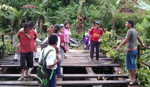 jembatan_lae_suhar_dairi_rusak_parah_orang_tua_berjuang_seberangkan_anak_ke_sekolah