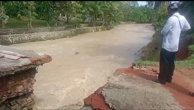 jembatan_penghubung_antar_desa_di_simalungun_ambruk_diterjang_banjir