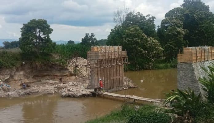 jembatan_penyeberangan_sungai_aek_alian_balige_akan_tuntas_dikerjakan