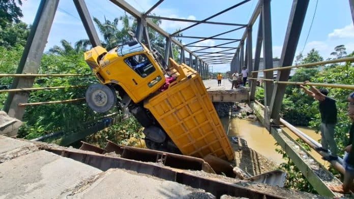 jembatan_sei_batang_serangan_ambruk_dishub_sumut_ada_jalan_alternatif