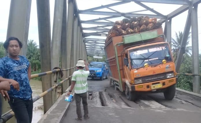 jembatan_titi_besi_pengubung_dua_kabupaten_di_sumut_rusak
