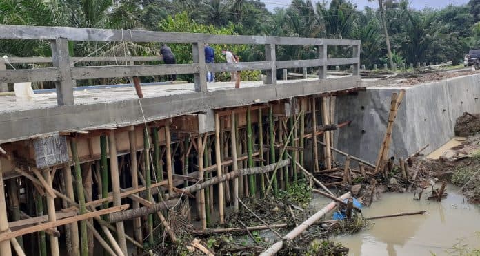 jembatan_titi_putih_lima_puluh_dikhawatirkan_ambruk_ini_penyebabnya
