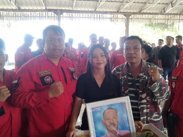 jenazah_ayah_novia_situmeang_finalis_indonesian_idol_2023_dimakamkan_oleh_pbb