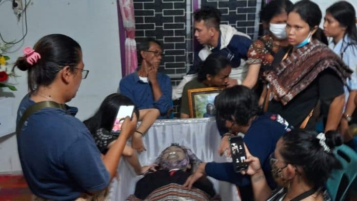jenazah_david_siallagan_mahasiswa_isi_yogyakarta_tiba_di_rumah_duka_siantar_isak_tangis_pecah