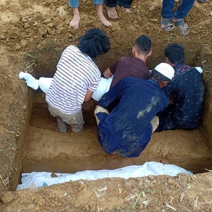 jenazah_ibu_dan_anak_korban_lakalantas_di_tarutung_dimakamkan_satu_liang_lahat