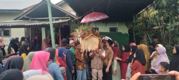 jenazah_irt_diduga_korban_pembunuhan_dikebumikan_keluarga_minta_pelaku_ditangkap
