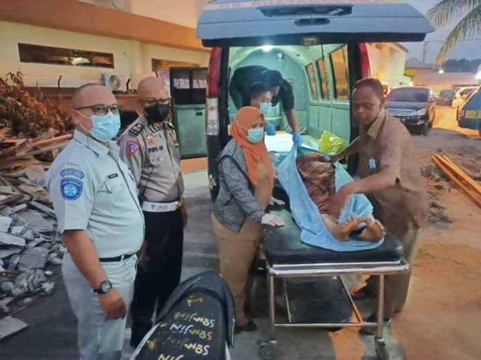 jenazah_korban_tabrakan_maut_antara_angkot_dengan_ka_akhirnya_dijemput_keluarga_ke_medan