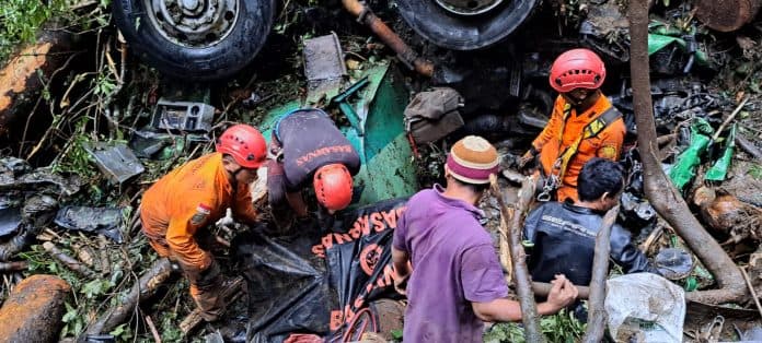 jenazah_sopir_truk_cpo_yang_jatuh_ke_jurang_di_karo_berhasil_dievakuasi