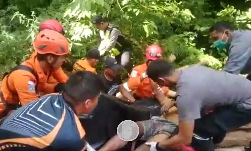 jenazah_sopir_truk_yang_jatuh_ke_jurang_di_girsip_simalungun_berhasil_dievakuasi