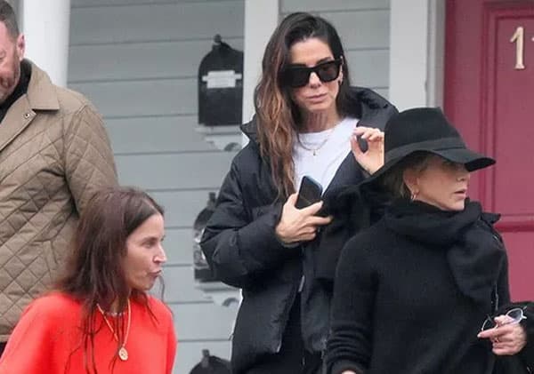 jennifer_aniston_dan_sandra_bullock_terlihat_keluar_dari_klinik_bedah_plastik