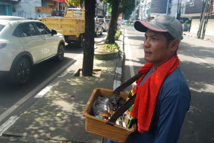 jeritan_penjual_asongan_digempur_rokok_ilegal