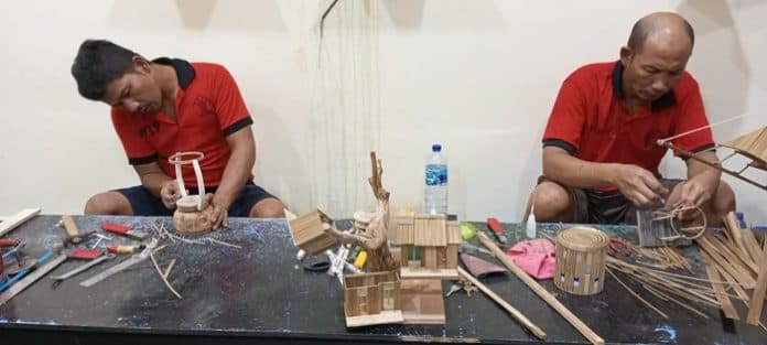 jeruji_besi_tak_hambat_untuk_berkreasi_wbp_lapas_medan_buat_lampu_petromak_kayu
