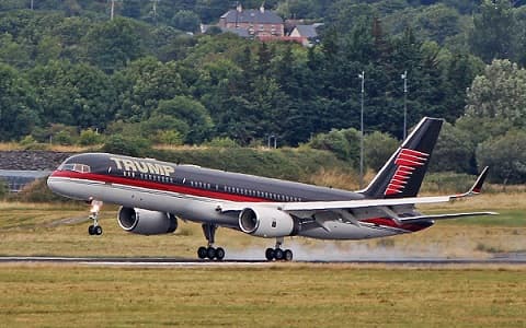 jet_pribadi_milik_donald_trump_nabrak_pesawat_lain_yang_sedang_parkir