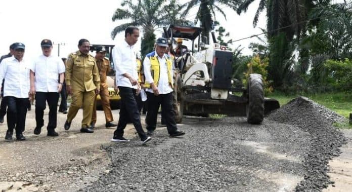 jokowi_beberkan_kondisi_jalan_provinsi_dan_kabupaten_di_indonesia