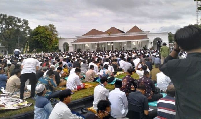 jokowi_bersama_keluarga_sholat_idul_adha_di_gedung_agung_yogyakarta