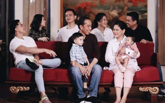 jokowi_gibran_bobby_cetak_sejarah_baru_bapak_presiden_anak_dan_menantu_wali_kota