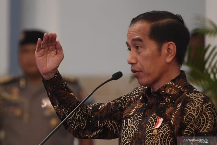 jokowi_ingatkan_menteri_agar_hati_hati_beri_informasi