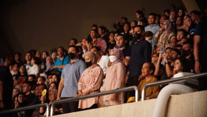 jokowi_iriana_sedot_perhatian_penonton_di_konser_dewa_19_di_medan