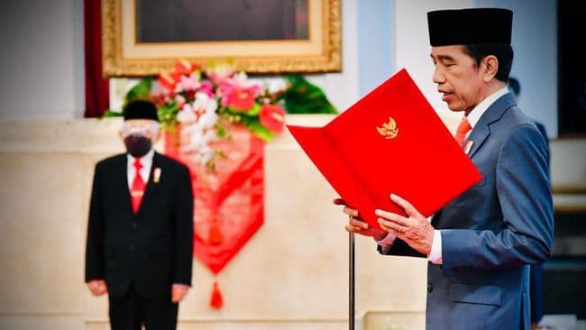 jokowi_lantik_guntur_hamzah_jadi_hakim_mk_gantikan_aswanto