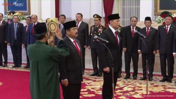 jokowi_lantik_hadi_dan_ahy_sebagai_menko_polhukam_dan_menteri_atr