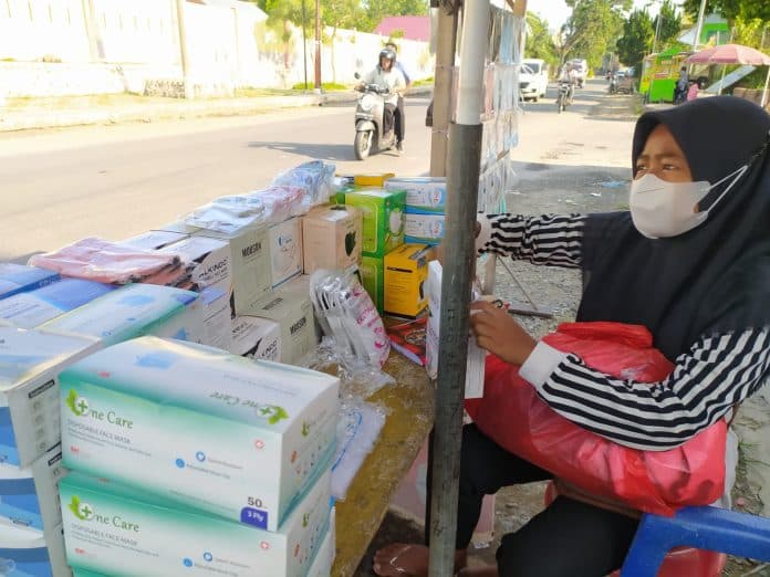 jokowi_longgarkan_prokes_penjualan_masker_di_siantar_turun_30_persen