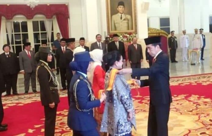 jokowi_sematkan_tanda_kehormatan_ke_ibu_negara_dan_sejumlah_tokoh