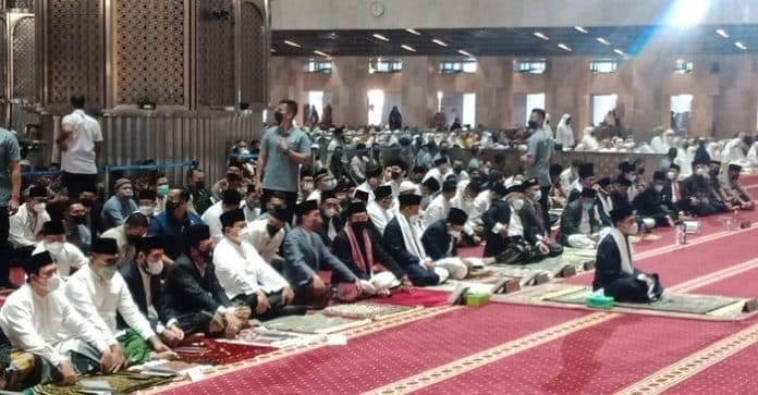 jokowi_sholat_iduladha_diapit_prabowo_dan_imam_besar_istiqlal