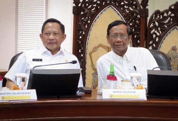 jokowi_teken_keppres_pemberhentian_mahfud_tito_karnavian_jadi_plt_menkopolhukam