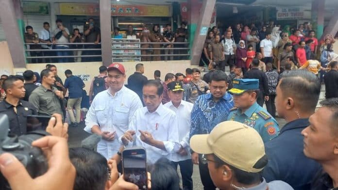 jokowi_tiba_di_pasar_sukaramai_medan_warga_histeris_kegirangan