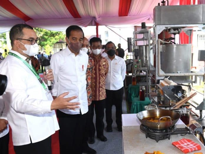 jokowi_tinjau_inovasi_pengolahan_minyak_kelapa_sawit_di_medan