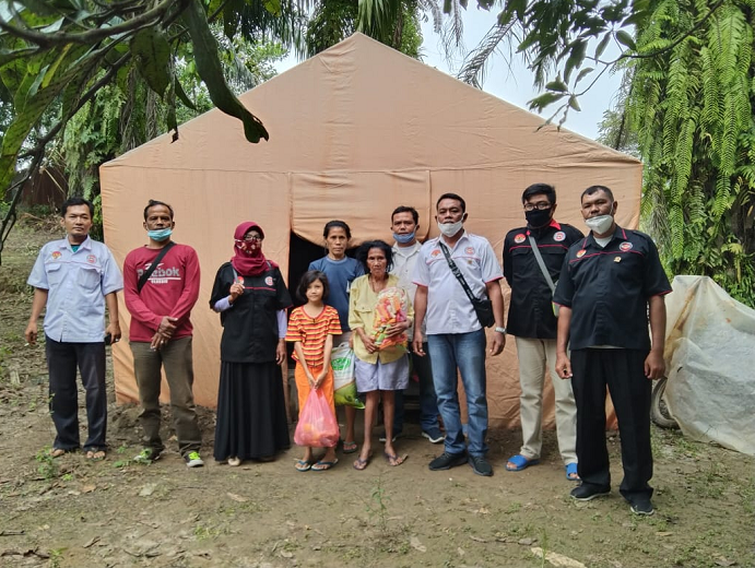 jpkp_siantar_salurkan_bantuan_sembako_kepada_seorang_janda_korban_bencana_banjir