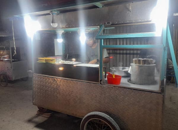 jualan_di_simpang_tangsi_amir_pertahankan_tradisi_putu_bambu