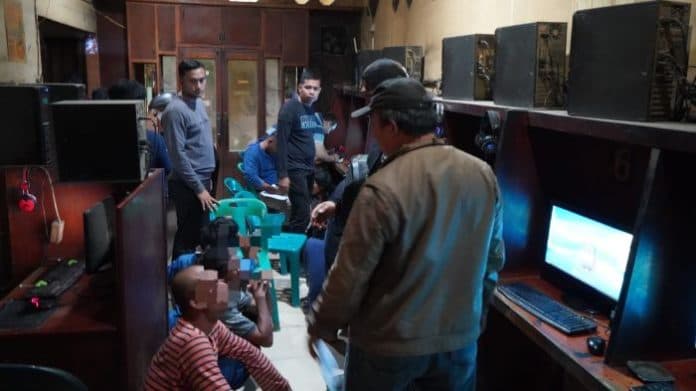 judi_online_higgs_domino_digerebek_polisi_di_labuhanbatu_9_orang_diamankan