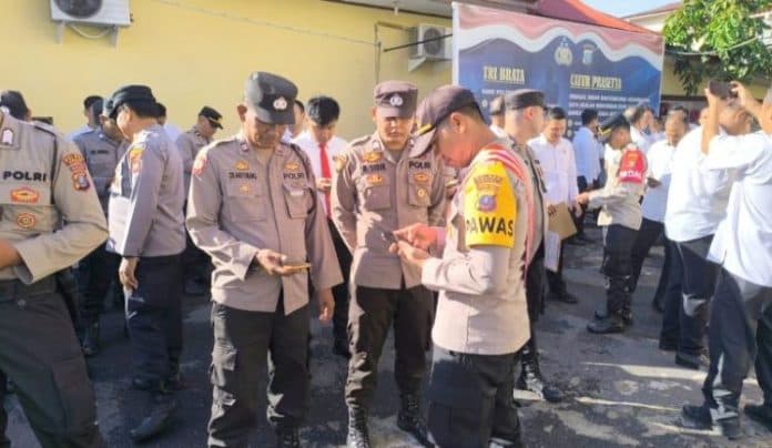 judol_marak_kapolres_sibolga_sidak_hp_personel
