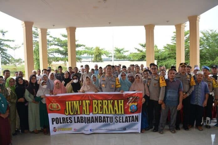 jumat_berkah_kapolres_labusel_bersua_bilal_mayit_dan_penggali_kubur