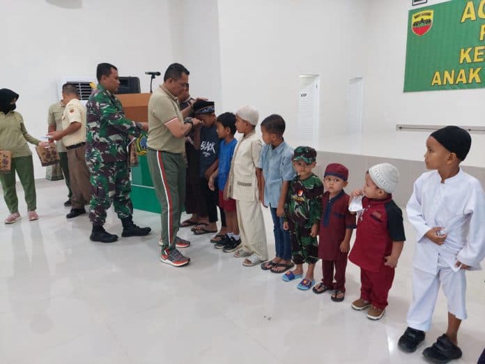 jumat_berkah_keluarga_besar_korem_022pt_santuni_anak_yatim_piatu