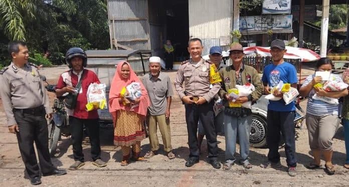 jumat_berkah_polres_labusel_salurkan_bansos_bagi_warga_kurang_mampu