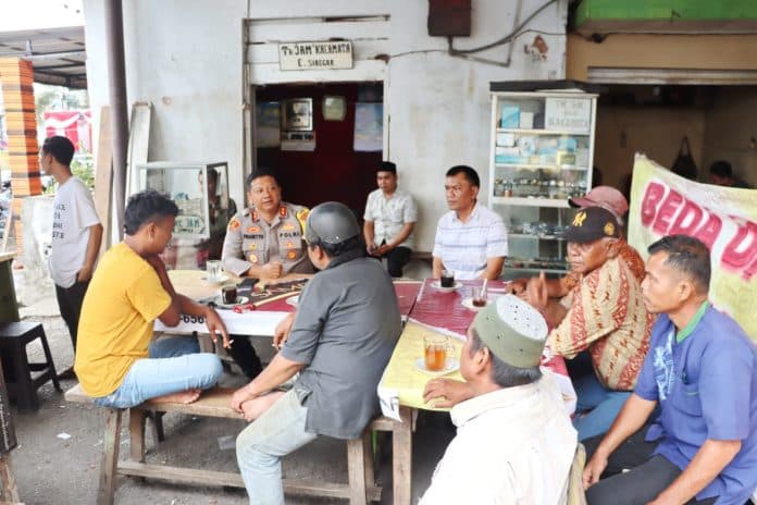 jumat_curhat_kapolres_padangsidimpuan_berikan_sembako_dan_uang_pada_parbetor