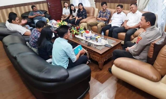 jumat_curhat_polres_simalungun_diskusi_bersama_remaja_gkps_mantapkan_pemeliharaan_kamtibmas