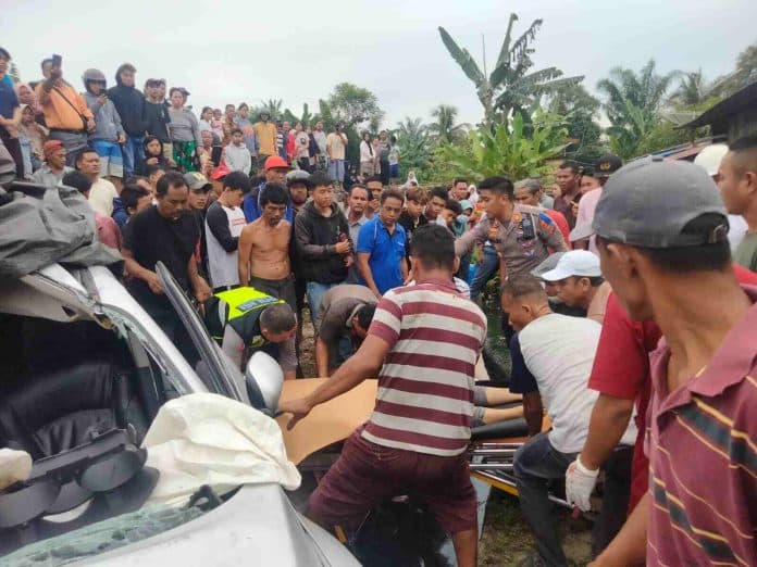 ka_sri_bilah_utama_tabrak_mobil_di_perlintasan_rel_tanpa_plang_pintu_kisaran_1_tewas