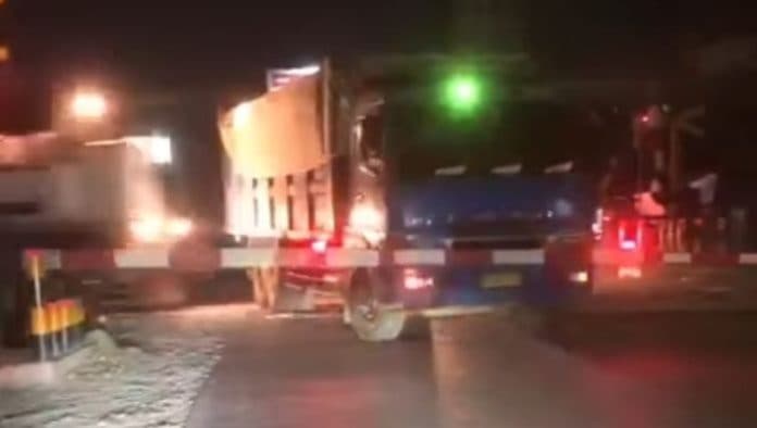 ka_tabrak_truk_di_sergai_berpenumpang_317_orang_kondisi_selamat