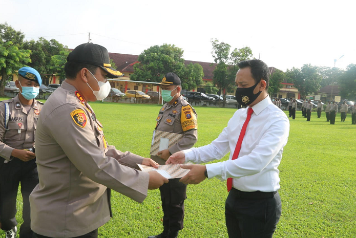 kabag_ops_dan_kasat_narkoba_polresta_deli_serdang_diberi_reward