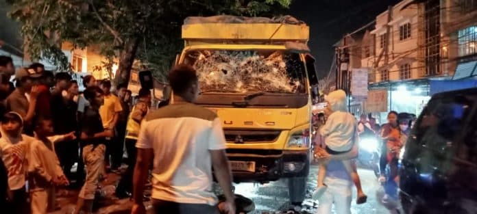 kabur_usai_tabrak_lari_truk_tanpa_muatan_dirusak_massa_di_jalan_brigjen_katamso_medan